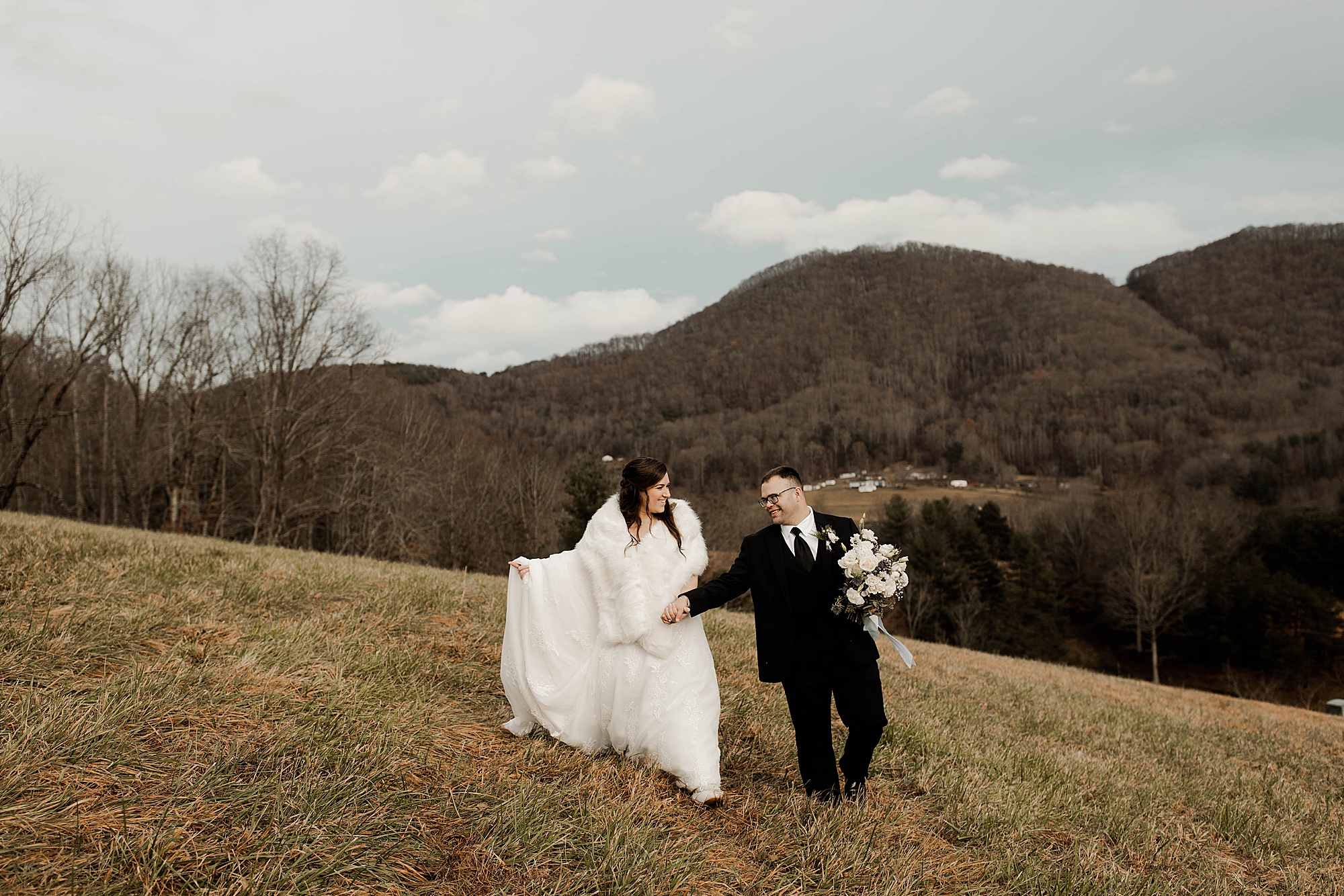 wedding photo ideas bride and groom mountain
